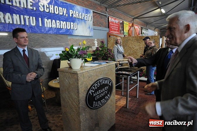 Zdjęcie w galerii na portalu naszraciborz.pl: Premier Jerzy Buzek zwiedził Eko-Wystawę w Pietrowicach Wielkich wiadomości z regionu