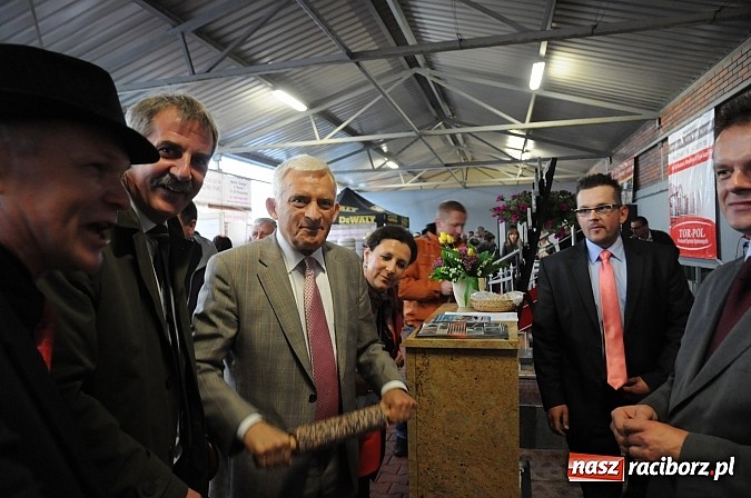 Zdjęcie w galerii na portalu naszraciborz.pl: Premier Jerzy Buzek zwiedził Eko-Wystawę w Pietrowicach Wielkich wiadomości z regionu