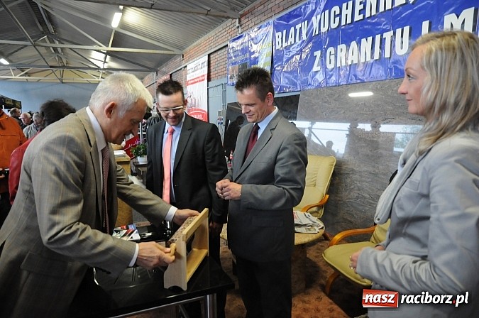 Zdjęcie w galerii na portalu naszraciborz.pl: Premier Jerzy Buzek zwiedził Eko-Wystawę w Pietrowicach Wielkich wiadomości z regionu