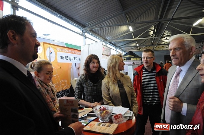 Zdjęcie w galerii na portalu naszraciborz.pl: Premier Jerzy Buzek zwiedził Eko-Wystawę w Pietrowicach Wielkich wiadomości z regionu
