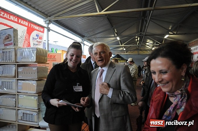 Zdjęcie w galerii na portalu naszraciborz.pl: Premier Jerzy Buzek zwiedził Eko-Wystawę w Pietrowicach Wielkich wiadomości z regionu