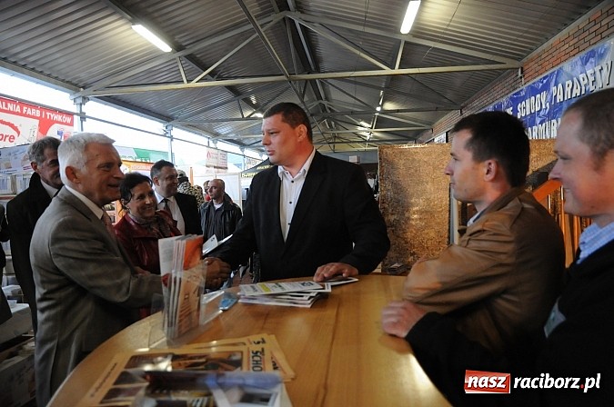 Zdjęcie w galerii na portalu naszraciborz.pl: Premier Jerzy Buzek zwiedził Eko-Wystawę w Pietrowicach Wielkich wiadomości z regionu
