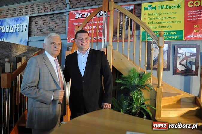 Zdjęcie w galerii na portalu naszraciborz.pl: Premier Jerzy Buzek zwiedził Eko-Wystawę w Pietrowicach Wielkich wiadomości z regionu