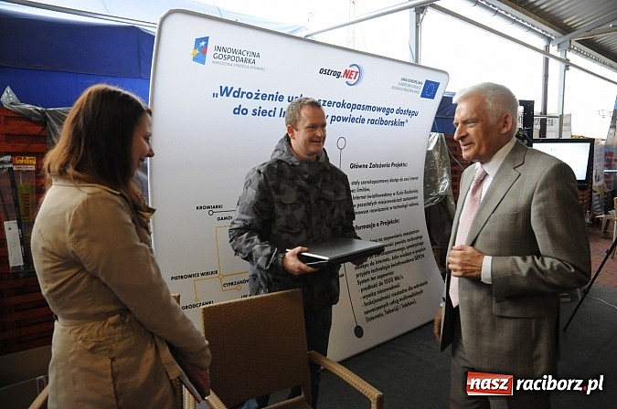 Zdjęcie w galerii na portalu naszraciborz.pl: Premier Jerzy Buzek zwiedził Eko-Wystawę w Pietrowicach Wielkich wiadomości z regionu