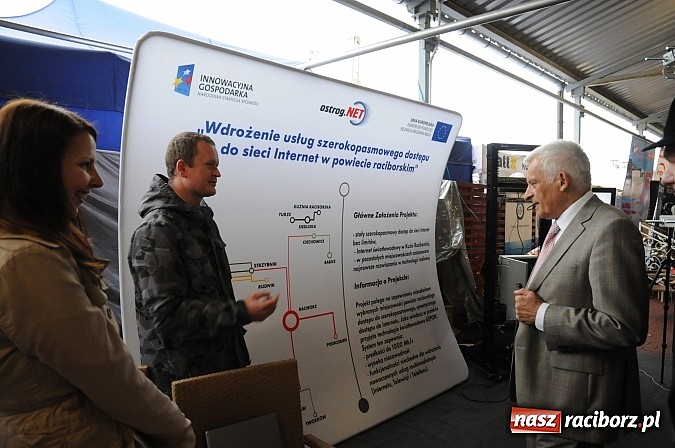 Zdjęcie w galerii na portalu naszraciborz.pl: Premier Jerzy Buzek zwiedził Eko-Wystawę w Pietrowicach Wielkich wiadomości z regionu