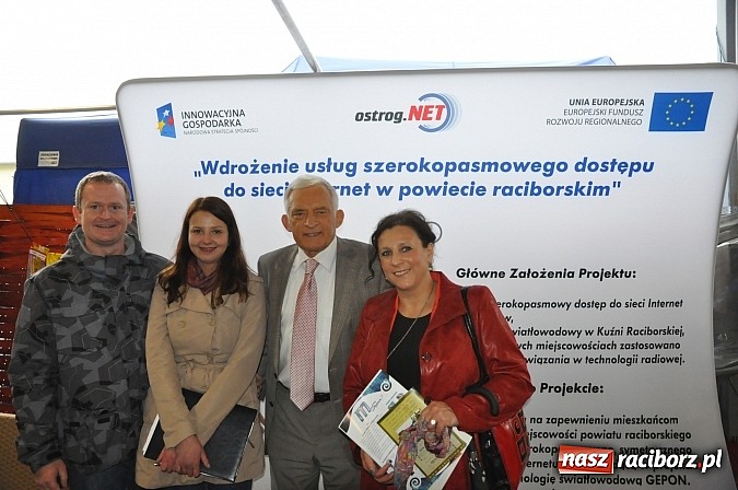 Zdjęcie w galerii na portalu naszraciborz.pl: Premier Jerzy Buzek zwiedził Eko-Wystawę w Pietrowicach Wielkich wiadomości z regionu