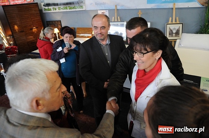Zdjęcie w galerii na portalu naszraciborz.pl: Premier Jerzy Buzek zwiedził Eko-Wystawę w Pietrowicach Wielkich wiadomości z regionu