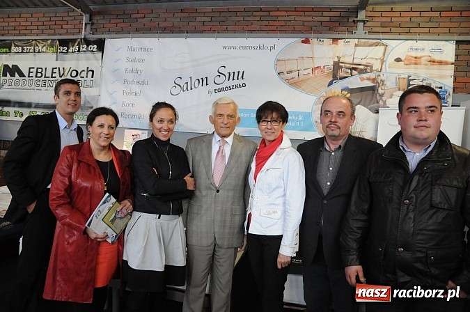 Zdjęcie w galerii na portalu naszraciborz.pl: Premier Jerzy Buzek zwiedził Eko-Wystawę w Pietrowicach Wielkich wiadomości z regionu