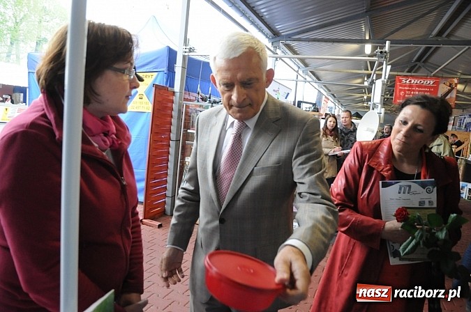 Zdjęcie w galerii na portalu naszraciborz.pl: Premier Jerzy Buzek zwiedził Eko-Wystawę w Pietrowicach Wielkich wiadomości z regionu