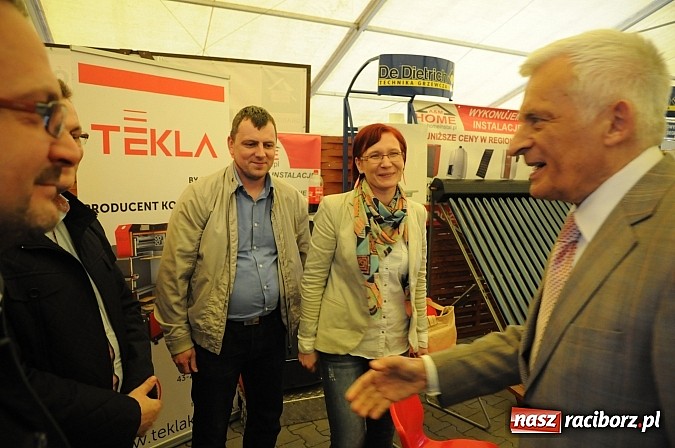 Zdjęcie w galerii na portalu naszraciborz.pl: Premier Jerzy Buzek zwiedził Eko-Wystawę w Pietrowicach Wielkich wiadomości z regionu