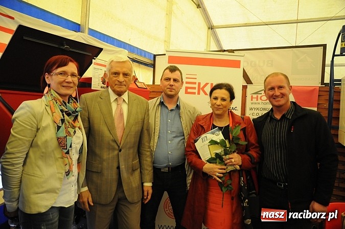 Zdjęcie w galerii na portalu naszraciborz.pl: Premier Jerzy Buzek zwiedził Eko-Wystawę w Pietrowicach Wielkich wiadomości z regionu