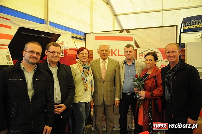 Zdjęcie w galerii na portalu naszraciborz.pl: Premier Jerzy Buzek zwiedził Eko-Wystawę w Pietrowicach Wielkich wiadomości z regionu