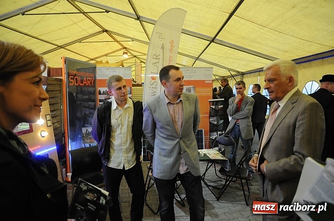 Zdjęcie w galerii na portalu naszraciborz.pl: Premier Jerzy Buzek zwiedził Eko-Wystawę w Pietrowicach Wielkich wiadomości z regionu
