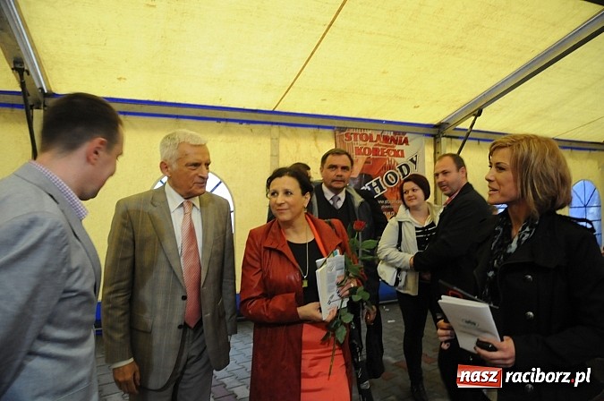 Zdjęcie w galerii na portalu naszraciborz.pl: Premier Jerzy Buzek zwiedził Eko-Wystawę w Pietrowicach Wielkich wiadomości z regionu