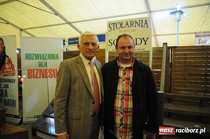 Zdjęcie w galerii na portalu naszraciborz.pl: Premier Jerzy Buzek zwiedził Eko-Wystawę w Pietrowicach Wielkich wiadomości z regionu