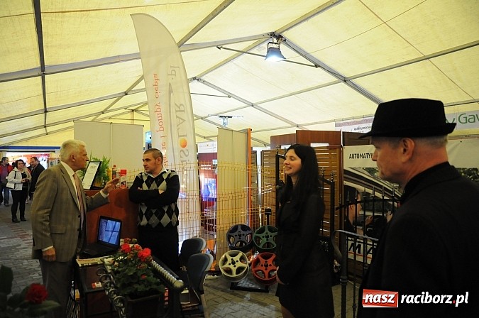 Zdjęcie w galerii na portalu naszraciborz.pl: Premier Jerzy Buzek zwiedził Eko-Wystawę w Pietrowicach Wielkich wiadomości z regionu