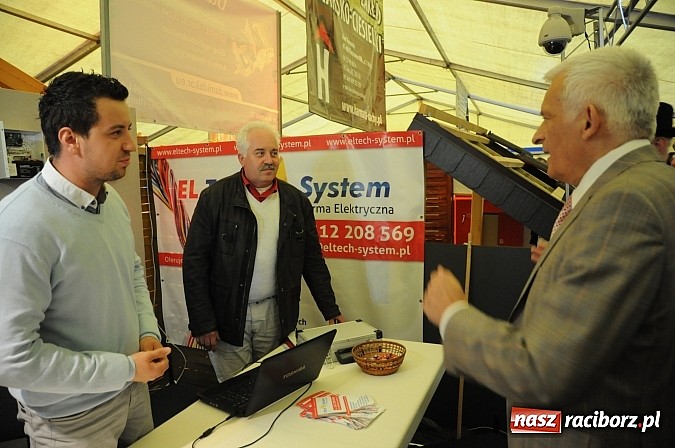 Zdjęcie w galerii na portalu naszraciborz.pl: Premier Jerzy Buzek zwiedził Eko-Wystawę w Pietrowicach Wielkich wiadomości z regionu