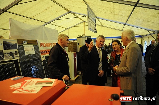 Zdjęcie w galerii na portalu naszraciborz.pl: Premier Jerzy Buzek zwiedził Eko-Wystawę w Pietrowicach Wielkich wiadomości z regionu