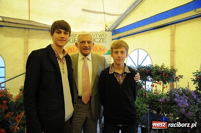 Zdjęcie w galerii na portalu naszraciborz.pl: Premier Jerzy Buzek zwiedził Eko-Wystawę w Pietrowicach Wielkich wiadomości z regionu