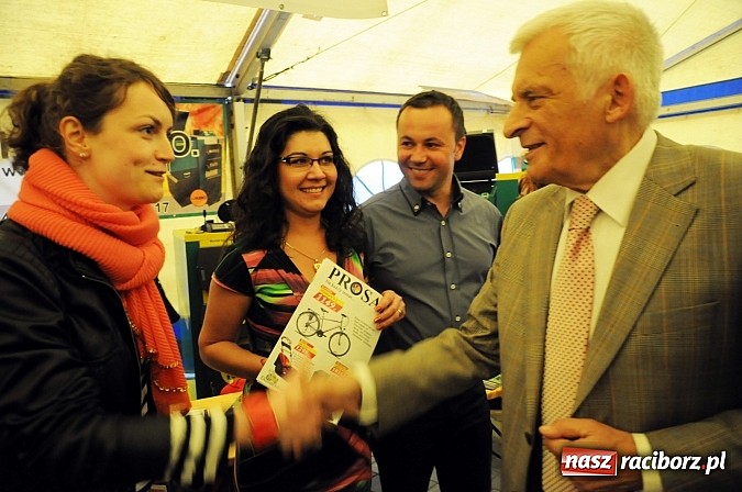 Zdjęcie w galerii na portalu naszraciborz.pl: Premier Jerzy Buzek zwiedził Eko-Wystawę w Pietrowicach Wielkich wiadomości z regionu