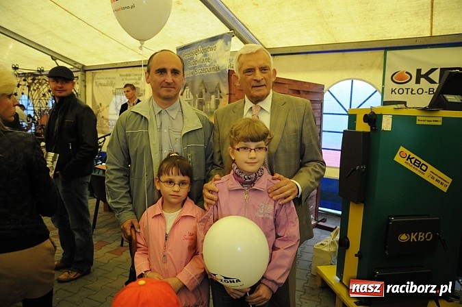 Zdjęcie w galerii na portalu naszraciborz.pl: Premier Jerzy Buzek zwiedził Eko-Wystawę w Pietrowicach Wielkich wiadomości z regionu