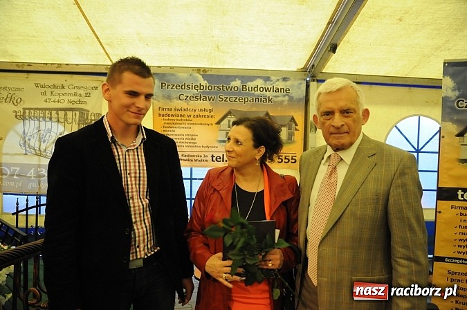 Zdjęcie w galerii na portalu naszraciborz.pl: Premier Jerzy Buzek zwiedził Eko-Wystawę w Pietrowicach Wielkich wiadomości z regionu