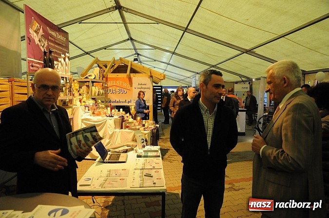 Zdjęcie w galerii na portalu naszraciborz.pl: Premier Jerzy Buzek zwiedził Eko-Wystawę w Pietrowicach Wielkich wiadomości z regionu