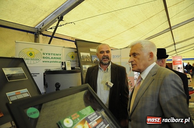 Zdjęcie w galerii na portalu naszraciborz.pl: Premier Jerzy Buzek zwiedził Eko-Wystawę w Pietrowicach Wielkich wiadomości z regionu