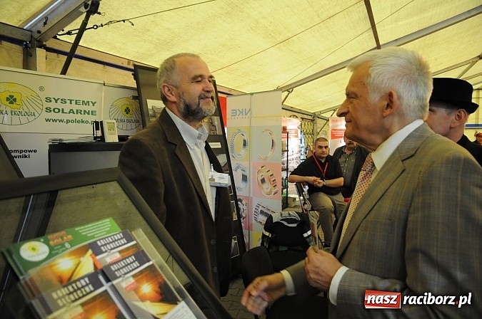 Zdjęcie w galerii na portalu naszraciborz.pl: Premier Jerzy Buzek zwiedził Eko-Wystawę w Pietrowicach Wielkich wiadomości z regionu