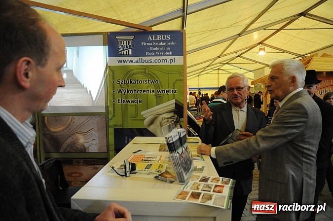 Zdjęcie w galerii na portalu naszraciborz.pl: Premier Jerzy Buzek zwiedził Eko-Wystawę w Pietrowicach Wielkich wiadomości z regionu