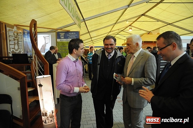 Zdjęcie w galerii na portalu naszraciborz.pl: Premier Jerzy Buzek zwiedził Eko-Wystawę w Pietrowicach Wielkich wiadomości z regionu