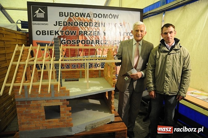 Zdjęcie w galerii na portalu naszraciborz.pl: Premier Jerzy Buzek zwiedził Eko-Wystawę w Pietrowicach Wielkich wiadomości z regionu