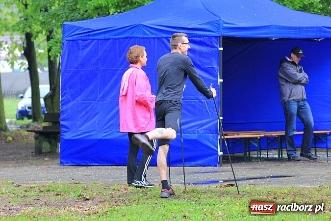 Zdjęcie w galerii na portalu naszraciborz.pl: Nordic Walking w Kuźni. W drogę z kijkami wiadomości z regionu