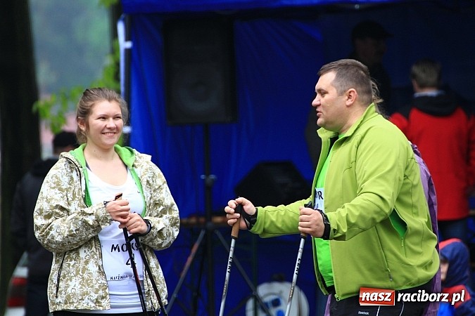 Zdjęcie w galerii na portalu naszraciborz.pl: Nordic Walking w Kuźni. W drogę z kijkami wiadomości z regionu