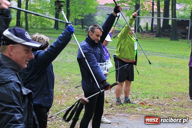 Zdjęcie w galerii na portalu naszraciborz.pl: Nordic Walking w Kuźni. W drogę z kijkami wiadomości z regionu