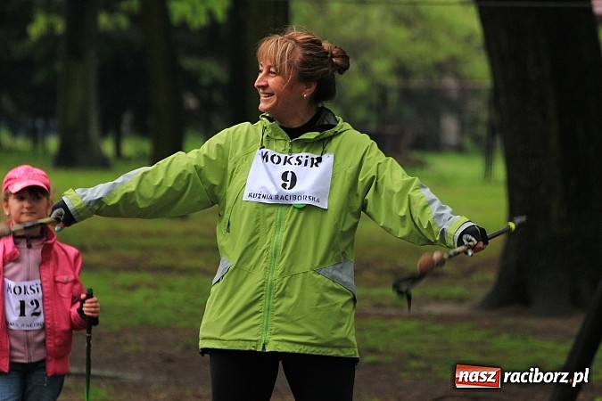 Zdjęcie w galerii na portalu naszraciborz.pl: Nordic Walking w Kuźni. W drogę z kijkami wiadomości z regionu