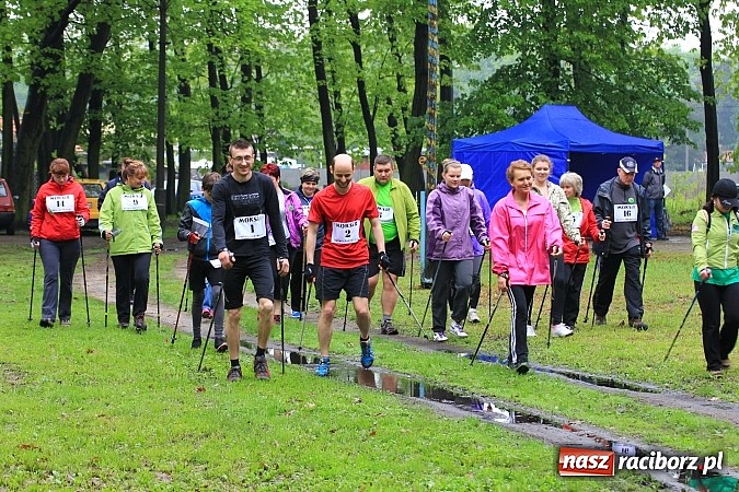 Zdjęcie w galerii na portalu naszraciborz.pl: Nordic Walking w Kuźni. W drogę z kijkami wiadomości z regionu