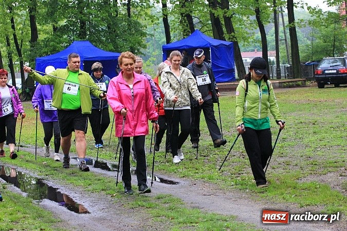 Zdjęcie w galerii na portalu naszraciborz.pl: Nordic Walking w Kuźni. W drogę z kijkami wiadomości z regionu