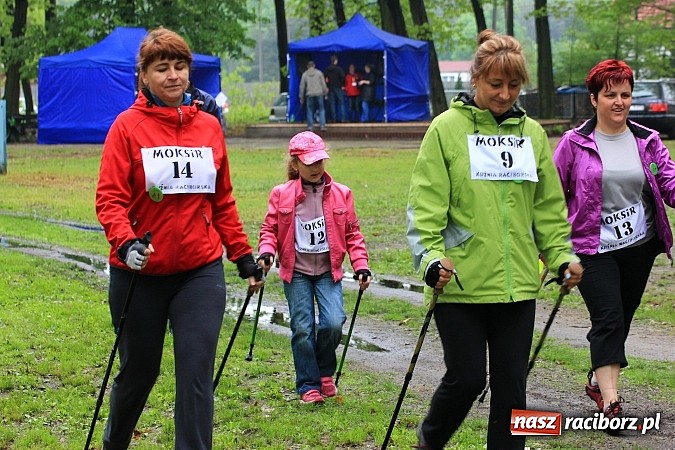 Zdjęcie w galerii na portalu naszraciborz.pl: Nordic Walking w Kuźni. W drogę z kijkami wiadomości z regionu