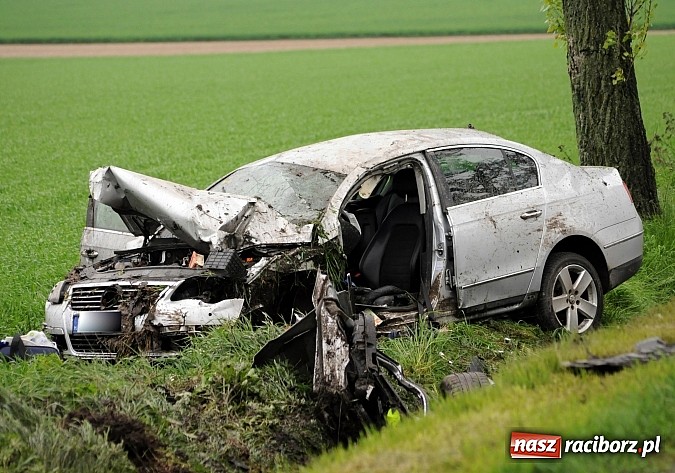 Zdjęcie w galerii na portalu naszraciborz.pl: Passat dachował na drodze do Pietrowic wiadomości z regionu