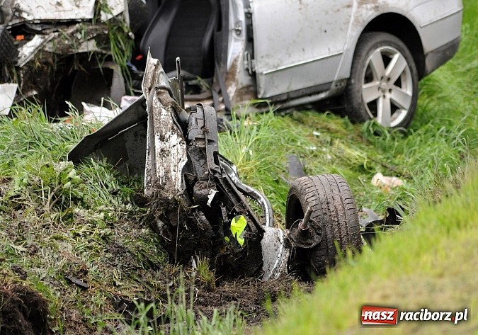 Zdjęcie w galerii na portalu naszraciborz.pl: Passat dachował na drodze do Pietrowic wiadomości z regionu
