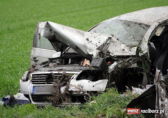 Zdjęcie w galerii na portalu naszraciborz.pl: Passat dachował na drodze do Pietrowic wiadomości z regionu