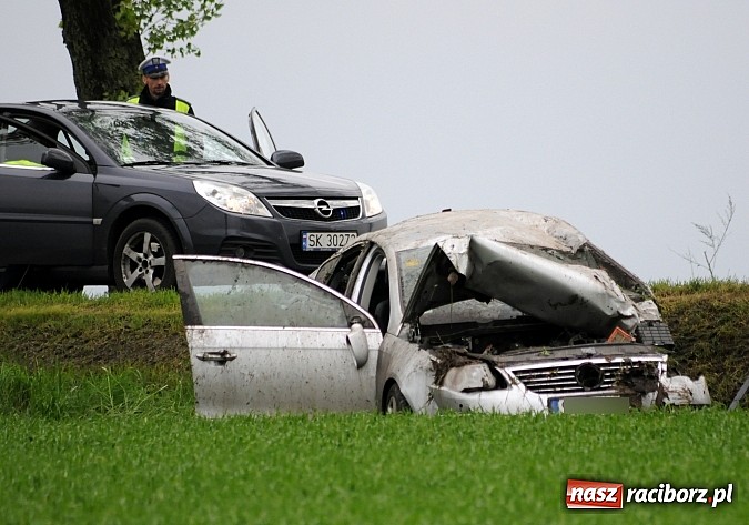 Zdjęcie w galerii na portalu naszraciborz.pl: Passat dachował na drodze do Pietrowic wiadomości z regionu