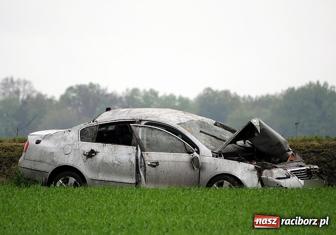 Zdjęcie w galerii na portalu naszraciborz.pl: Passat dachował na drodze do Pietrowic wiadomości z regionu