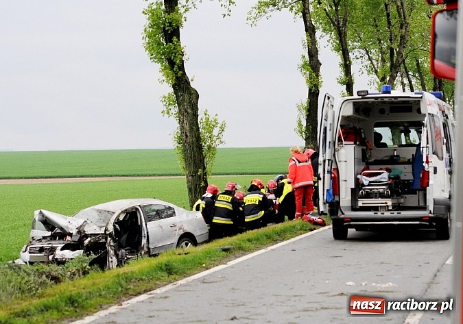Zdjęcie w galerii na portalu naszraciborz.pl: Passat dachował na drodze do Pietrowic wiadomości z regionu