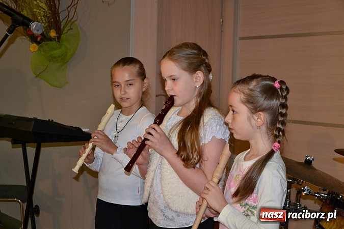 Zdjęcie w galerii na portalu naszraciborz.pl: Przegląd młodych talentów w Tworkowie wiadomości z regionu