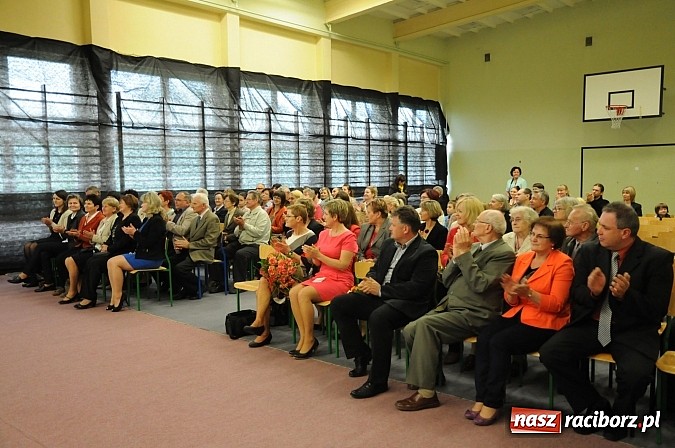 Zdjęcie w galerii na portalu naszraciborz.pl: Ukazał się album o szkole w Krzyżanowicach wiadomości z regionu