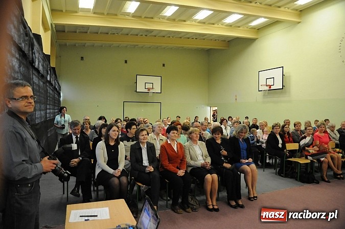 Zdjęcie w galerii na portalu naszraciborz.pl: Ukazał się album o szkole w Krzyżanowicach wiadomości z regionu