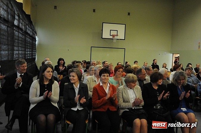 Zdjęcie w galerii na portalu naszraciborz.pl: Ukazał się album o szkole w Krzyżanowicach wiadomości z regionu