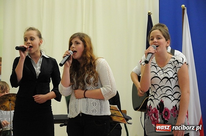 Zdjęcie w galerii na portalu naszraciborz.pl: Ukazał się album o szkole w Krzyżanowicach wiadomości z regionu